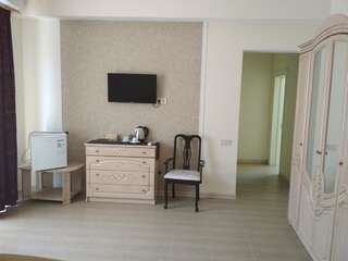 Отель Отель Элита Одесса Cемейный номер с собственной ванной комнатой-4