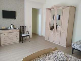 Отель Отель Элита Одесса Cемейный номер с собственной ванной комнатой-5